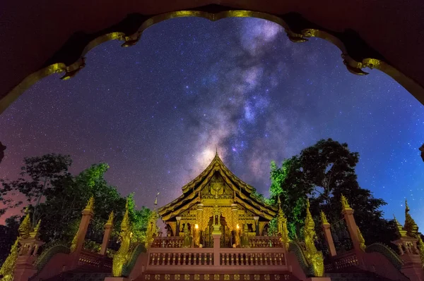 Wat Phra Doi Phra Chan Tapınağı gece Samanyolu ile. — Stok fotoğraf