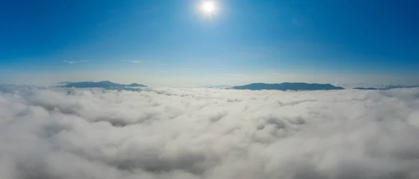 Brouillard panoramique et nuages au-dessus des montagnes — Photo