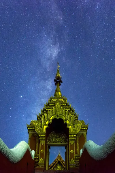 Wat phra that doi phra chan Tempel bei Nacht mit Milchstraße. — Stockfoto