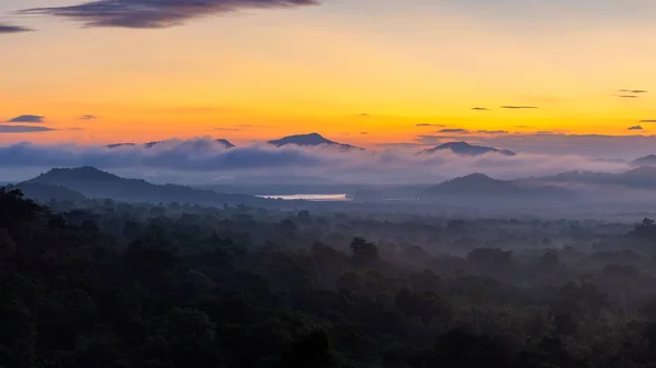 Luchtfoto, panoramisch uitzicht op het ochtendlandschap. — Stockfoto