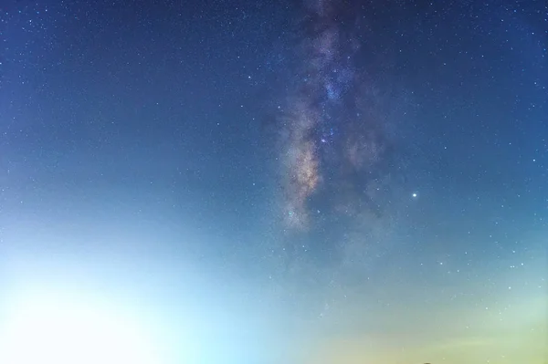 Детальна зоря на небі Чумацьким шляхом. — стокове фото