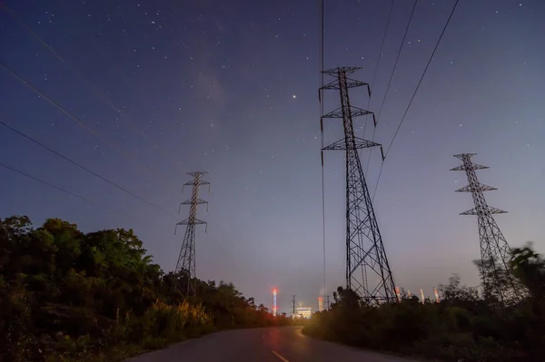 High voltage electricity pylon at night. — 스톡 사진