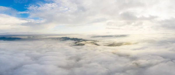 Brouillard panoramique et nuages au-dessus des montagnes — Photo