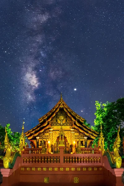 Wat Phra que Doi Phra Chan Templo à noite com Via Láctea . — Fotografia de Stock