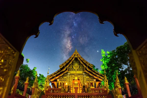 Wat Phra Ese templo de Doi Phra Chan en la noche con la Vía Láctea . — Foto de Stock