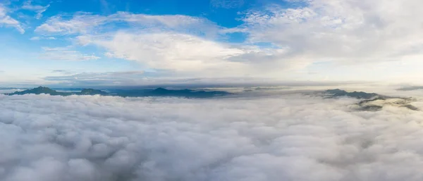 Brouillard panoramique et nuages au-dessus des montagnes — Photo