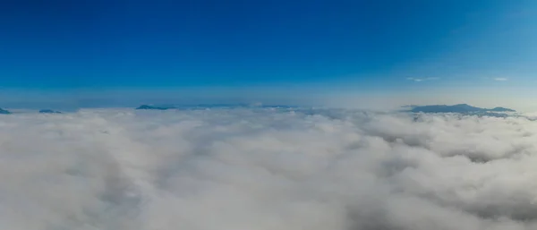 Panoramik Sis ve Dağların Üzerinde Bulutlar — Stok fotoğraf