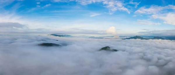 Nevoeiro Panorâmico e nuvens sobre Montanhas — Fotografia de Stock