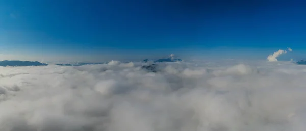 Nevoeiro Panorâmico e nuvens sobre Montanhas — Fotografia de Stock