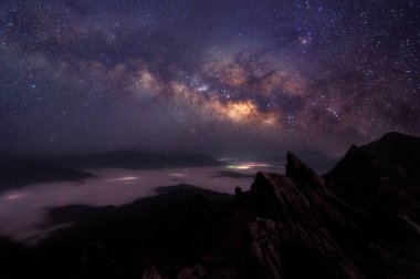 Samanyolu Galaksisi ve Dağ manzarası Doi Pha Tang, Chiang Rai, Tayland, Doi Pha Tang tepedeki manzaralı Mekong nehri ve güzel gündoğumu manzarasını izlemek için en iyi noktayı sunuyor..