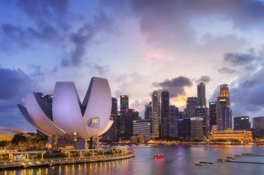 SINGAPORE - 1 Şubat 2020 'de Singapur' un Singapur kentinin merkez bölgesinde Marina Körfezi civarında bulunan Lotus Mimarisi.