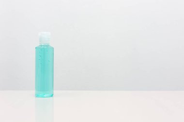 Coronavirus Önleme Ekipmanı, beyaz masada el dezenfektanı, başkalarına hastalık yayılmasını önlemek için kampanya mesajı eklemek için boş alan.