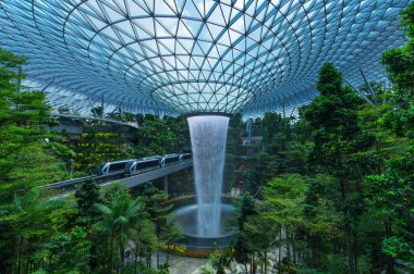 Changi Havalimanı - SINGAPORE - FEB 2020: Changi Havalimanı 'ndaki Alışveriş Merkezi Mücevheri' nde Zaman aşımı Şelalesi Terminal 1 'e ve FEB, 2020 SINGAPORE üzerindeki bağlantılı köprüler üzerinden Terminal 2,3' e bağlanıyor.