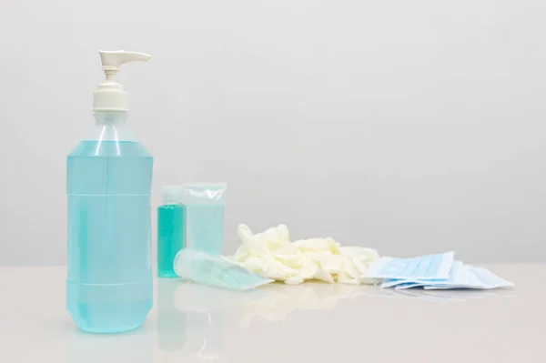 Coronavirus Preventiemateriaal Medisch Chirurgisch Masker Handreiniger Medische Handschoenen Witte Tafel — Stockfoto