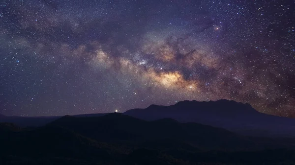 宇宙の星や宇宙塵を持つ山の天の川銀河 長いスピード露出 カラフルな天の川を持つ夜の風景 丘を持つ星空 美しい宇宙 宇宙の背景 — ストック写真