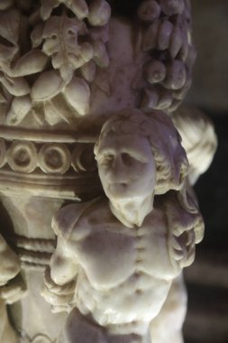 Siena Katedrali 'nin içindeki heykeller ve insan temsilcileri. İtalya