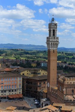 Siena ve Mangia Kulesi 'nin yükseltilmiş manzarası ve arka plan manzarası