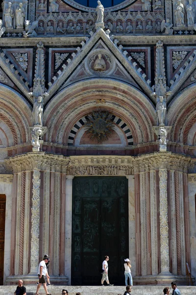 Δυτική Πόρτα Του Καθεδρικού Ναού Της Σιένα Ιταλία — Φωτογραφία Αρχείου