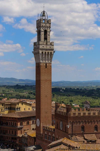 Förhöjd Utsikt Över Siena Och Mangia Tower Och Bakgrundslandskapet — Stockfoto