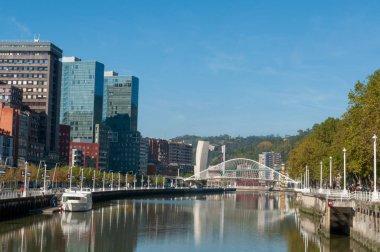 Isozaki Atea ikiz kuleleri ve Zubizuri (campo volantin) köprüsünün simgesi. Bilbao, İspanya