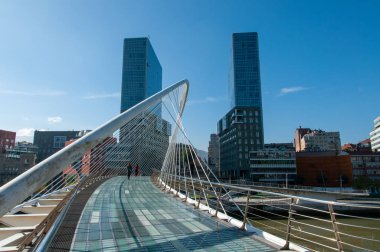 Isozaki Atea ikiz kuleleri ve Zubizuri (campo volantin) köprüsünün simgesi. Bilbao, İspanya