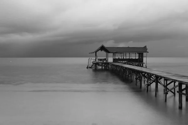 Bulutlu Gökyüzü Olan Bir Tropikal Adada Ahşap Iskele Raja Ampat — Stok fotoğraf