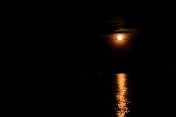 Puesta Sol Reflexión Luna Llena Roja Raja Ampat Papúa Occidental —  Fotos de Stock