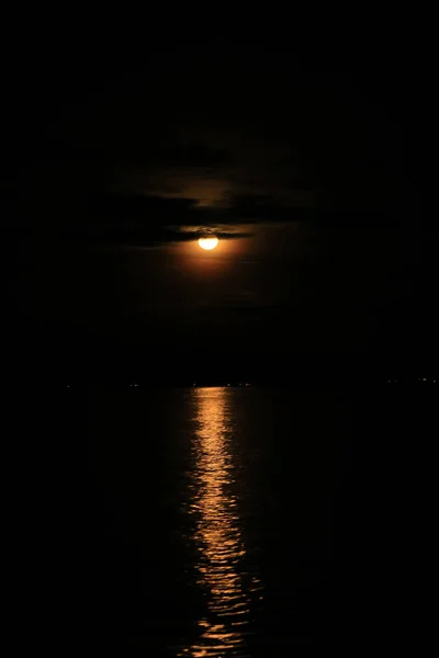 Puesta Sol Reflexión Luna Llena Roja Raja Ampat Papúa Occidental — Foto de Stock