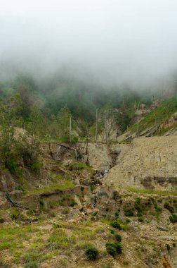 Renkli Sülfür Krateri Endonezya 'nın Flores kentindeki Wawo muda yanardağını göller.