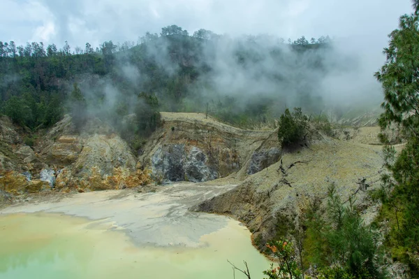 カラフルな硫黄のクレーター湖インドネシアのフローレス島のWawo Muda火山 — ストック写真