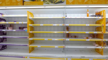 17 Mart 2020 / Bristol, İngiltere - Coronavirus korkusu için rafları boş süpermarket.