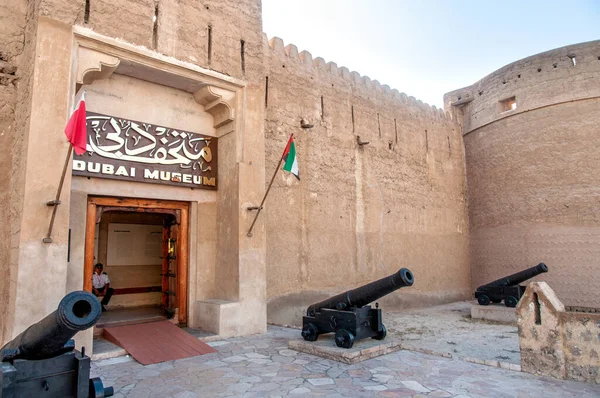 Dubai müzesi ve minare girişi Al Fahidi kalesi (Dubai 'deki en eski bina), Ortadoğu, Birleşik Arap Emirlikleri, Dubai
