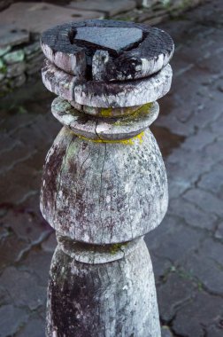 Endonezya 'da eski ahşap bir direk.