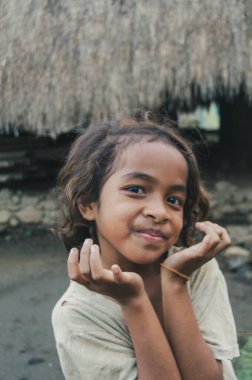 Kelimutu, Doğu Nusa Tenggara / Endonezya - 13 Ocak 2015: Geleneksel bir köyde küçük bir kızın portresi