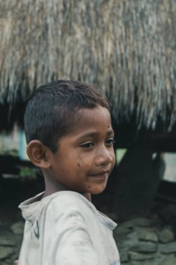 Kelimutu, Doğu Nusa Tenggara / Endonezya - 13 Ocak 2015: Geleneksel bir köyde küçük bir çocuğun portresi