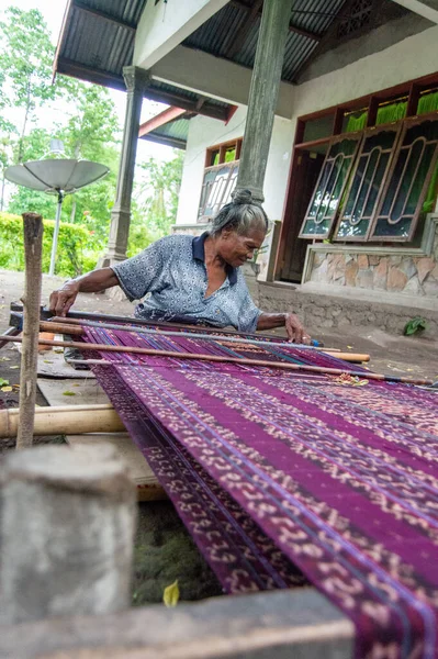 Maumere West Nusa Tenggara Indonesien Januar 2015 Ältere Indonesierin Arbeitet — Stockfoto