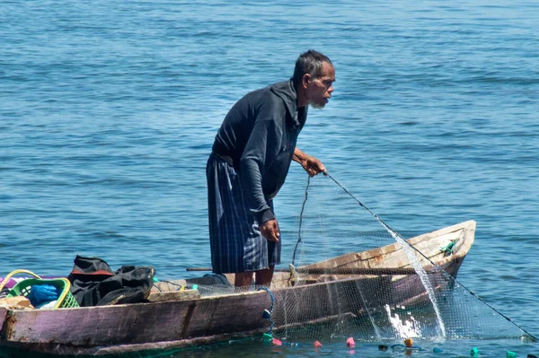 Maumere Flores Island Indonesia January 2015 Portrait Fisherman Netting Little — Stock Photo, Image