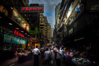 Haziran, 7 / 2013 - Hong Kong: Mongkok ilçesinde alışveriş yapan tesadüfi insanların yaşadığı canlı şehir hayatı.