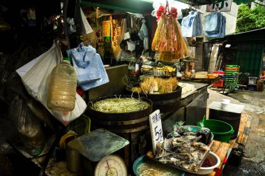 Bir markette yiyecek tezgahı. Hong Kong