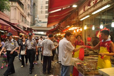 Causeway Bay / Hong Kong - 10 Haziran 2013: Causeway Bay. Et Pazarı. Sokak Yemeği. Çin Yemeği