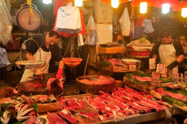 Causeway Bay / Hong Kong - 10 Haziran 2013: Causeway Bay. Et Pazarı. Sokak Yemeği. Çin Yemeği