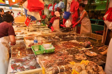 Causeway Bay / Hong Kong - 10 Haziran 2013: Causeway Bay. Balık Pazarı. Sokak Yemeği. Çin Yemeği