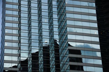 Bir Gökdelenin Soyut Görünümü, Kapat