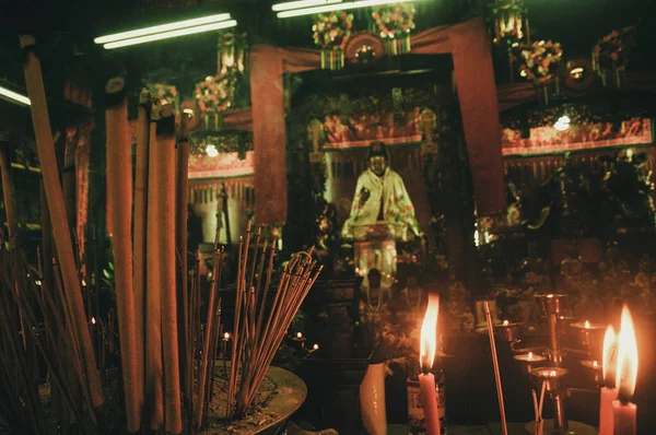 Vara Incenso Queimando Primeiro Plano Com Altar Borrado Fundo Templo — Fotografia de Stock