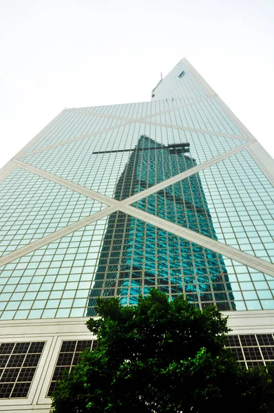 Rascacielos Reflejado Sobre Fachada Moderno Edificio Oficinas Vidrio Acero —  Fotos de Stock