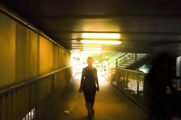 Rozmazaná Žena Kráčející Podzemní Chodbě Slunečním Světlem — Stock fotografie