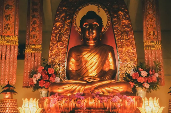 Arany Buddha Szobor Virágos Oltáron Lótusz Templom Lantau Szigetén Dél — Stock Fotó