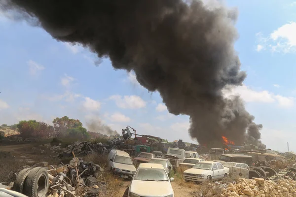 Bir araba yangınından çıkan büyük bir duman sütunu