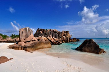 Anse Cocos, La Digue Adası, Seyşeller 'de granitik kayalıkları olan Idyllic plajı