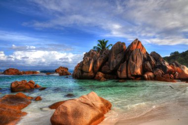 Anse Cocos, La Digue Adası, Seyşeller 'de granitik kayalıkları olan Idyllic plajı